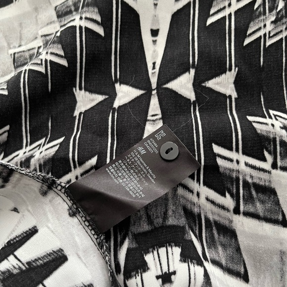 6𝒇𝒐𝒓$50 H&M crop top, back button shirt sleeve sizeS - Picture 7 of 7